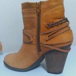 Steve Madden Western Strappy Leather‎ Boots Stacked Heel Chain Detail 6 Medium